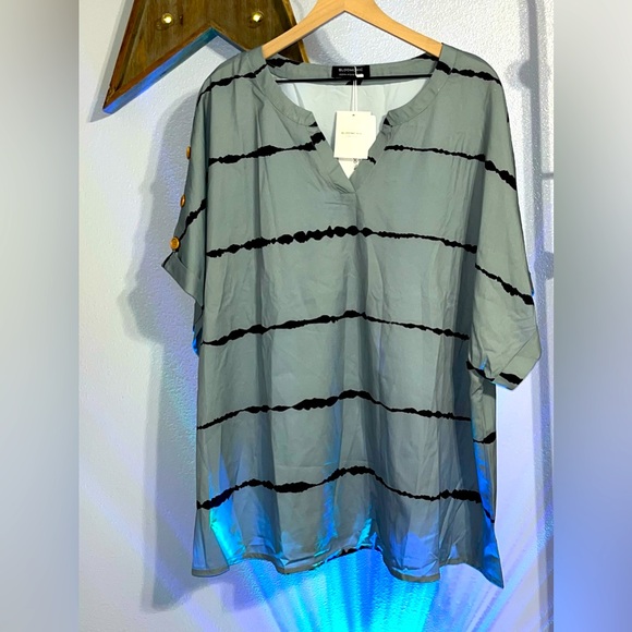 BloomChic Tops - 💚🩶 NWT Women’s BloomChic Top 💚🩶 22-24 (3X)